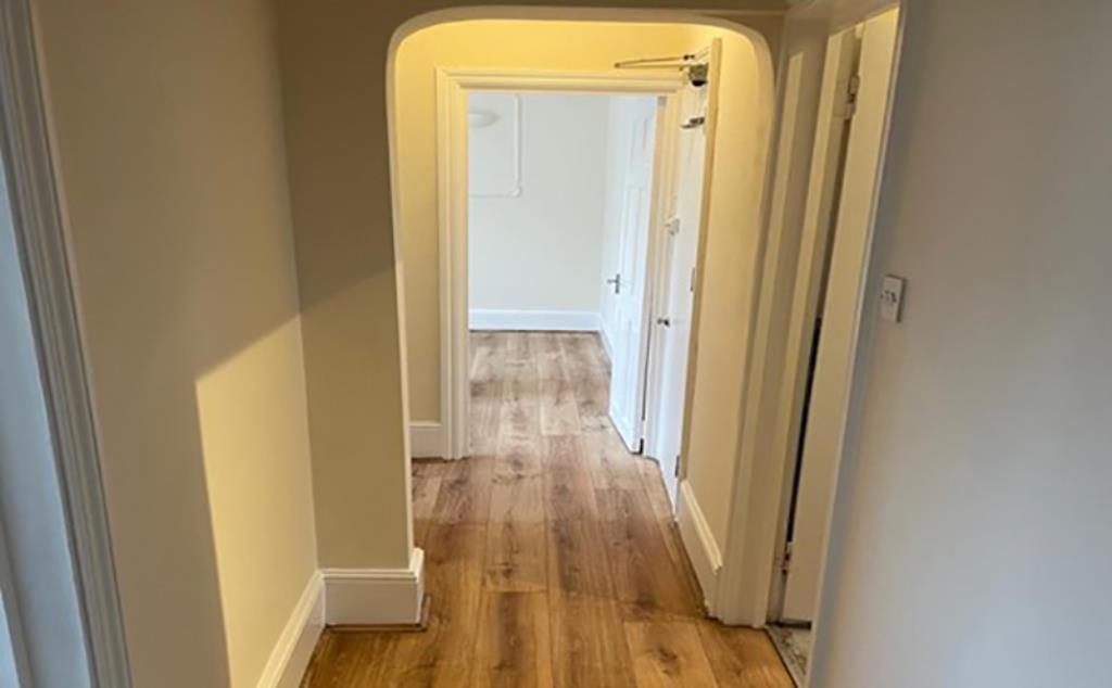 Lot: 8 - WELL PRESENTED TWO-BEDROOM FLAT - Hallway